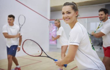 Squash oynamaya arkadaşlar