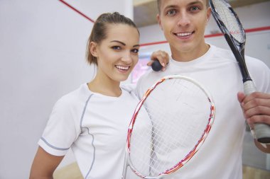 adam ve squash raketleri tutan kadın