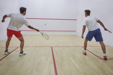 Squash oynayan iki adamın