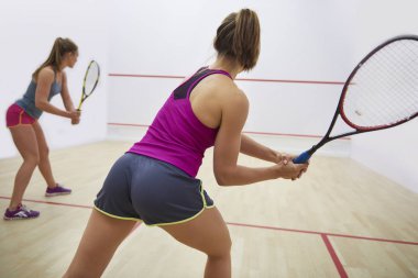 iki kadın Squash oynamak
