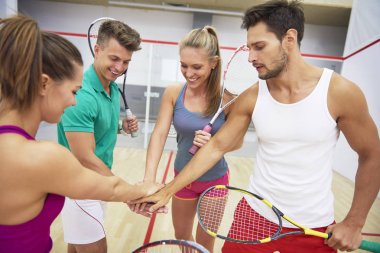  Tenis raketi ile arkadaş