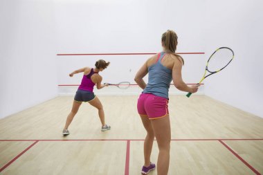 iki kadın Squash oynamak