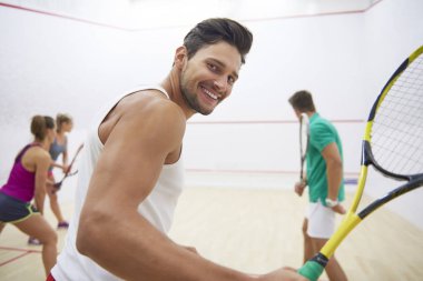 Squash raket tutan adam