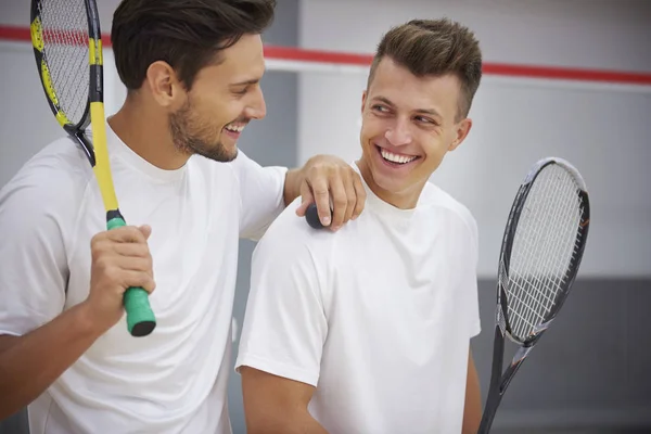 Dos hombres sosteniendo raquetas de squash — Foto de Stock