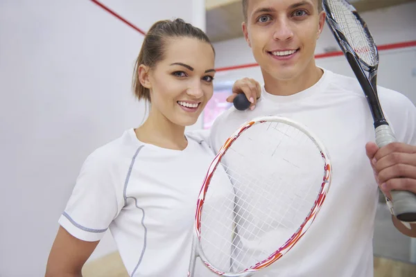 Mężczyzna i kobieta trzyma squash rakiety — Zdjęcie stockowe