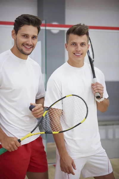 Två män innehar squash racketar — Stockfoto