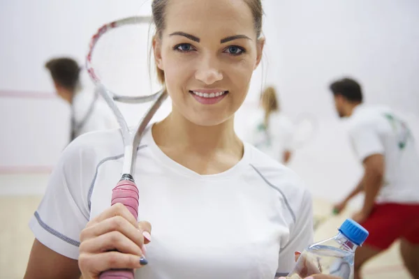 Mulher segurando raquete squash — Fotografia de Stock