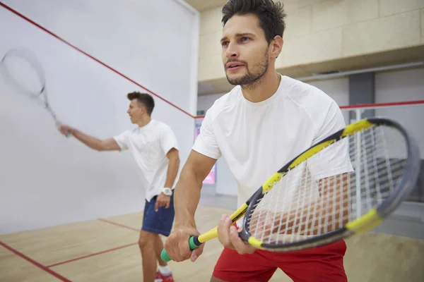 Två män spelar squash — Stockfoto