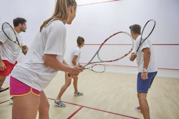 Přáteli, kteří hrají squash — Stock fotografie