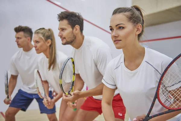 Vänner med tennis raketer — Stockfoto