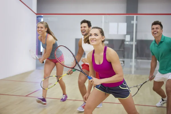 Vänner som spelar squash — Stockfoto