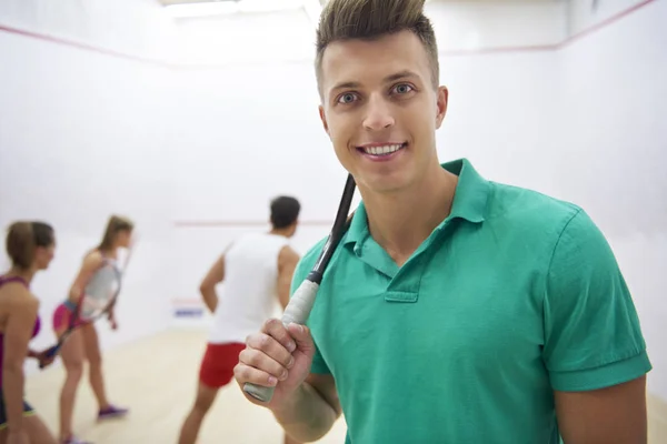 Uomo che tiene racchetta da squash — Foto Stock