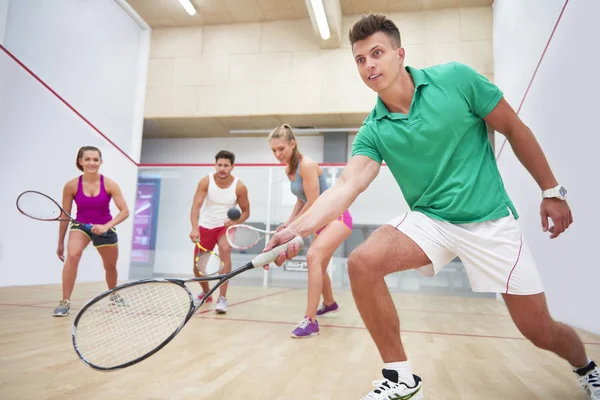 Amigos jogando squash — Fotografia de Stock