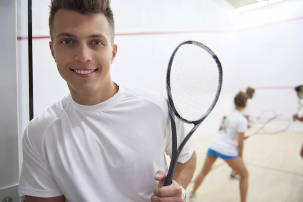 Uomo che tiene racchetta da squash — Foto Stock