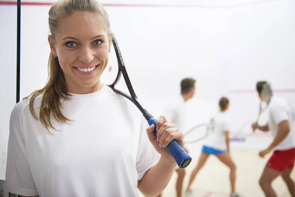 Mulher segurando raquete squash — Fotografia de Stock