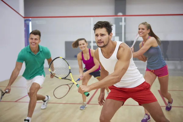 Freunde spielen Squash — Stockfoto