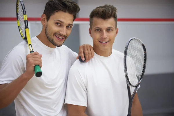 Due uomini che tengono racchette da squash — Foto Stock