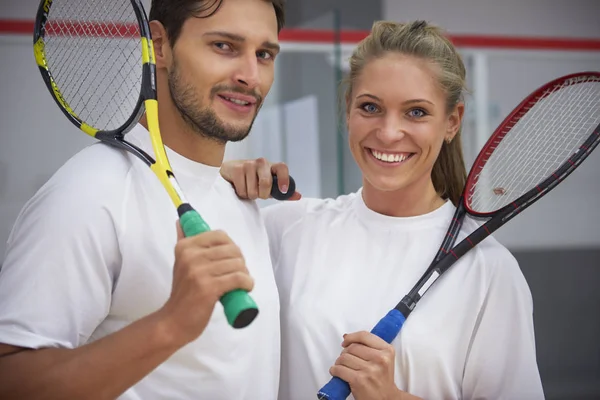 Hombre y mujer sosteniendo raquetas de squash —  Fotos de Stock