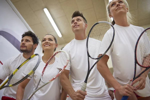 Друзья с теннисными ракетами — стоковое фото