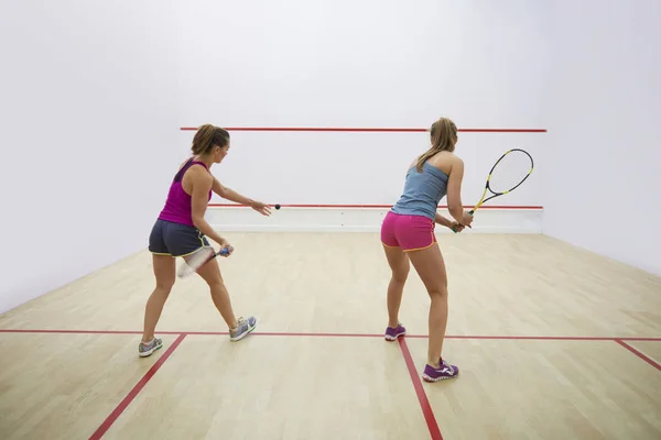 Dvě ženy hrají squash — Stock fotografie