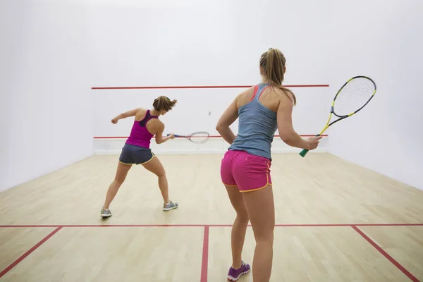 Dvě ženy hrají squash — Stock fotografie