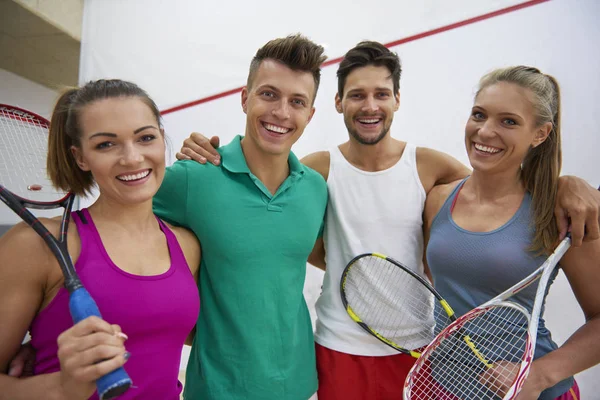 Freunde mit Tennisraketen — Stockfoto