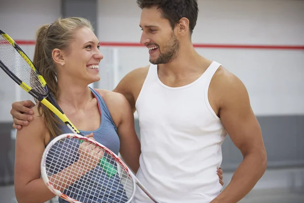 Mężczyzna i kobieta trzyma squash rakiety — Zdjęcie stockowe