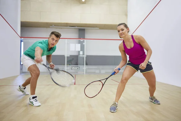 Duas mulheres jogando squash — Fotografia de Stock