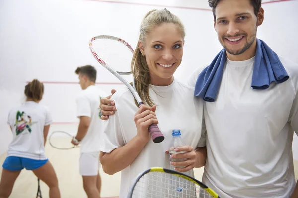 Freunde spielen Squash — Stockfoto