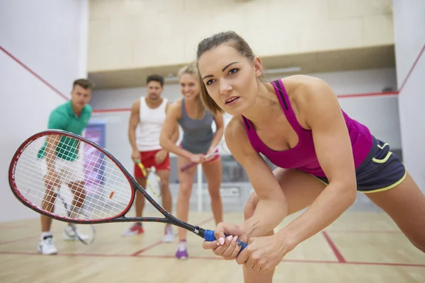 Vänner som spelar squash — Stockfoto