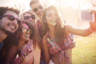  Arkadaşlar selfie çekiyor.  