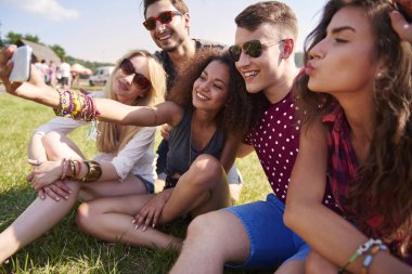  Arkadaşlar selfie çekiyor.  