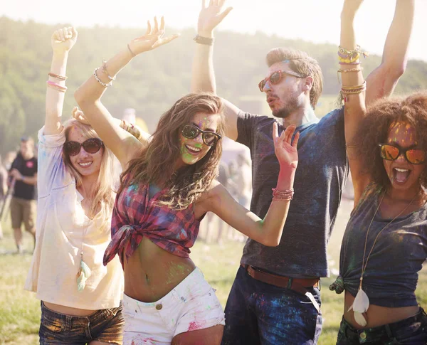 Friends at holi festival — Stock Photo, Image