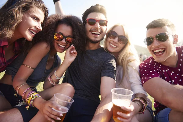 Amigos bebiendo cerveza al aire libre —  Fotos de Stock