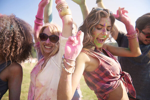 друзья на празднике Холи
