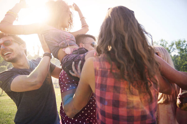 друзья на празднике Холи
