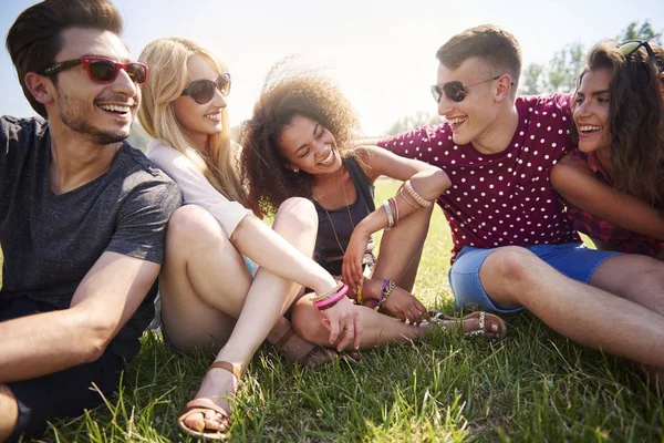 Happy jonge vrienden — Stockfoto