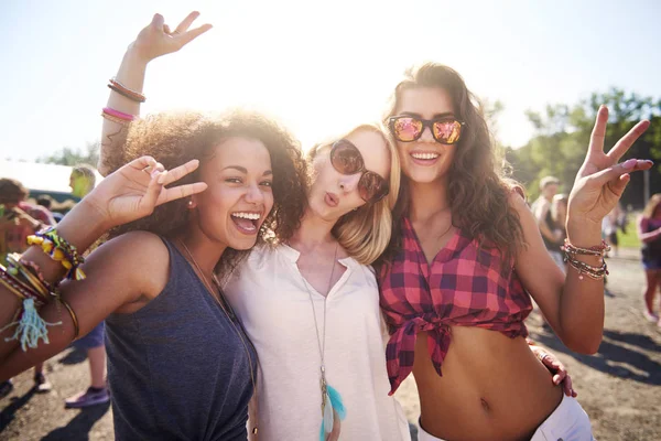 Glückliche junge Freunde — Stockfoto