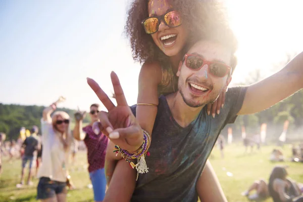 Feliz pareja joven — Foto de Stock