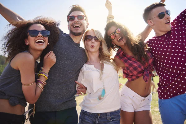 mutlu genç arkadaşlar