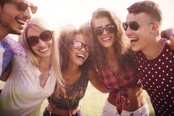 друзья на празднике Холи
