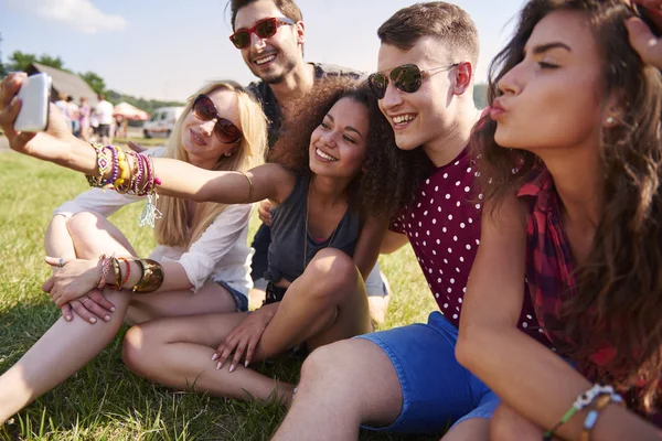  Arkadaşlar selfie çekiyor.  