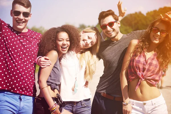 Jovens amigos felizes — Fotografia de Stock