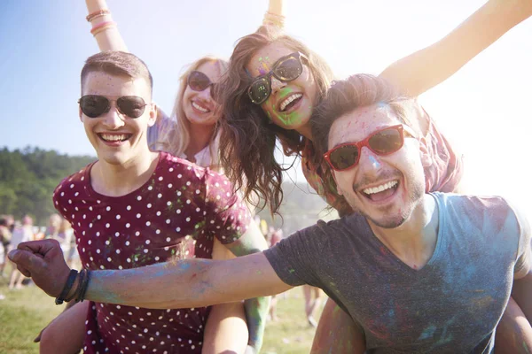 Felices jóvenes amigos — Foto de Stock