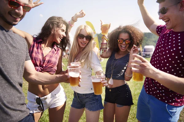 Vänner dricker öl utomhus — Stockfoto
