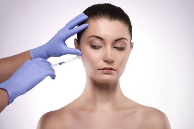 Kadın botoks yaptırıyor.