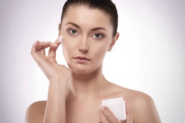  kadın krem uygulamak 