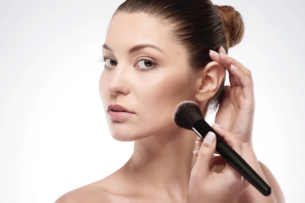 Mujer Aplicando Maquillaje — Foto de Stock