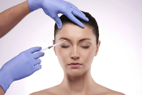 Mujer que recibe la inyección de Botox — Foto de Stock