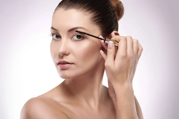 Mujer Aplicando Maquillaje —  Fotos de Stock